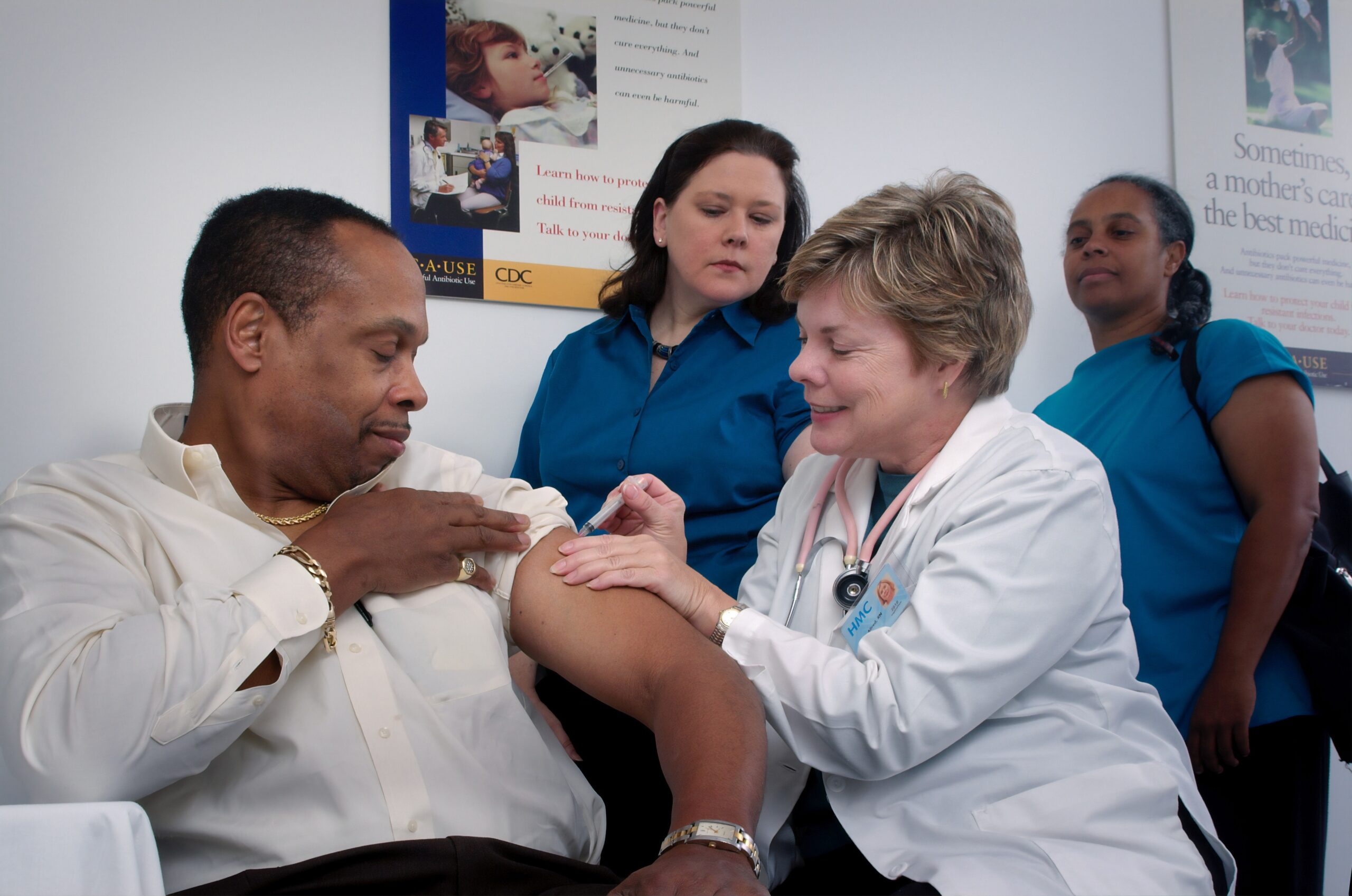 Studenten leren hoe ze patiëntinteracties moeten doen bij het geven van een vaccin